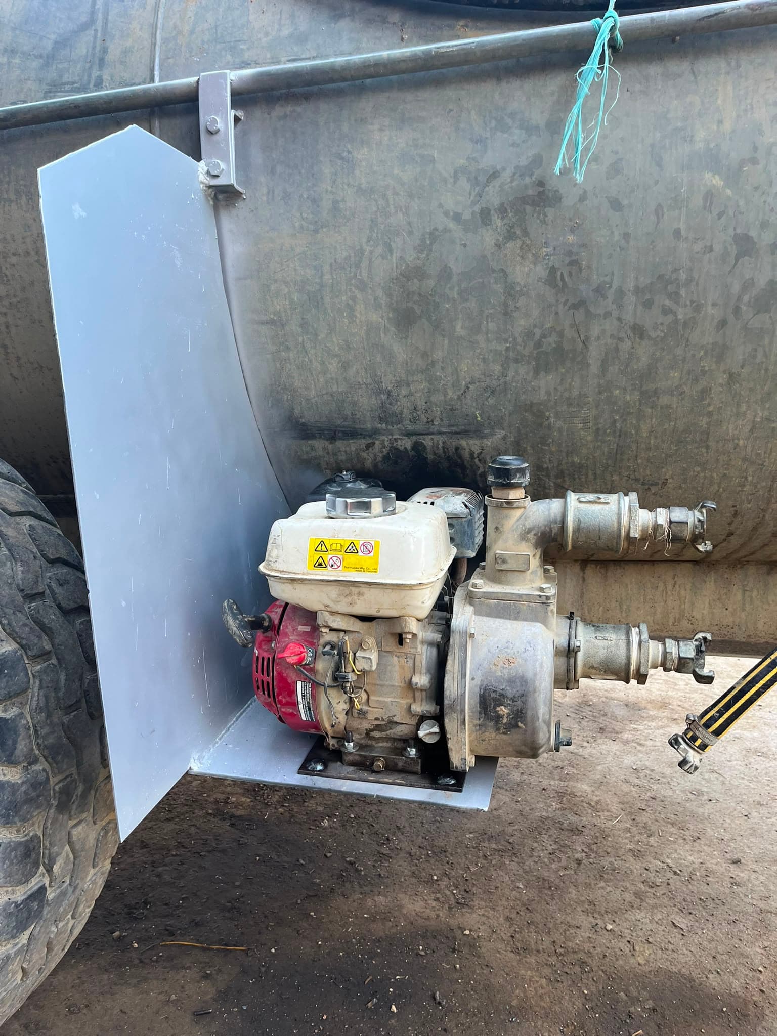 Fabrication d'un support de pompe à eau sur tonne à eau