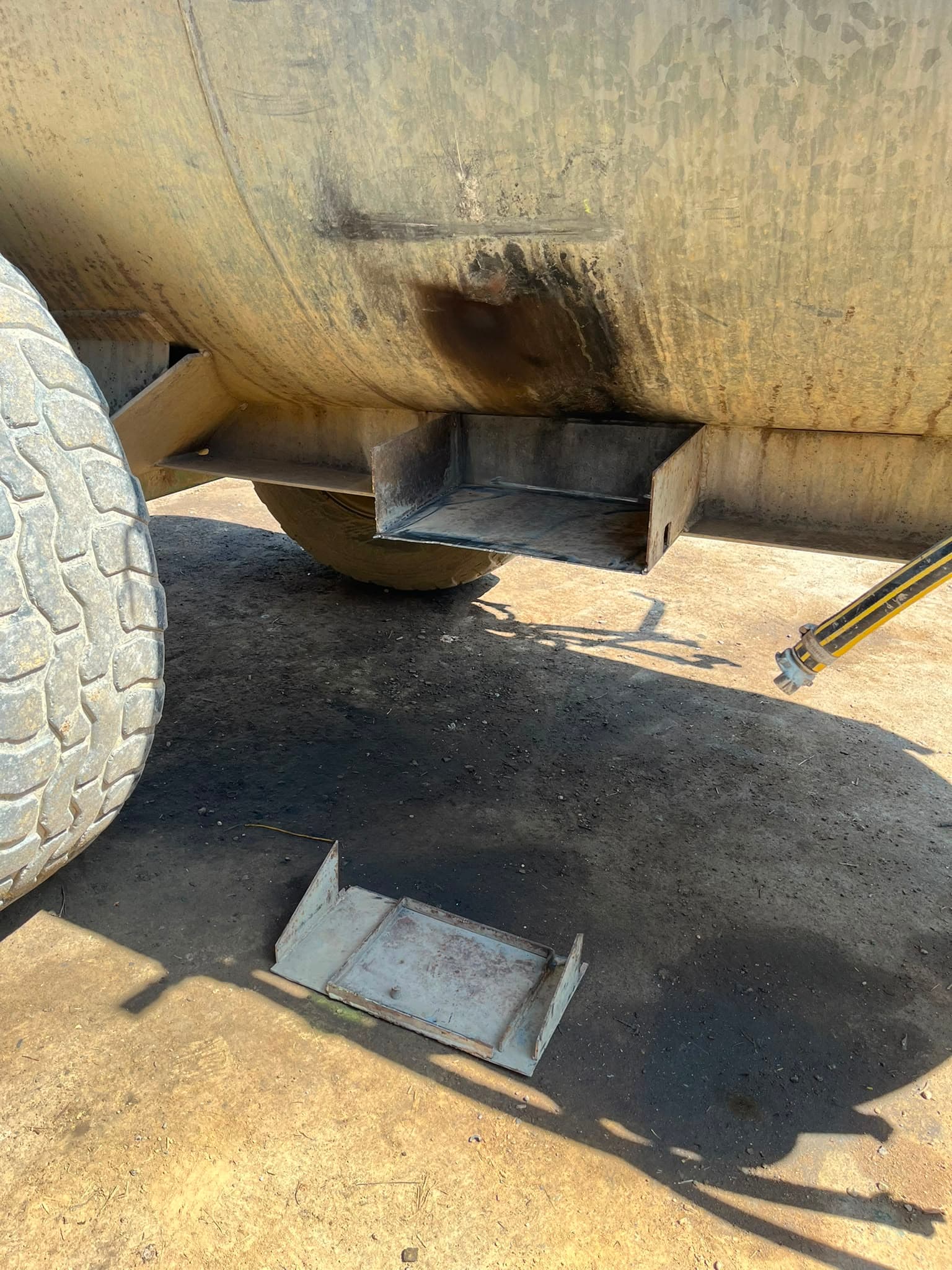 Fabrication d'un support de pompe à eau sur tonne à eau — photo 3